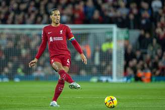 Equipe de Klopp perde em casa para rival e se distancia da disputa pelas primeiras colocações; Salah marcou para os Reds.