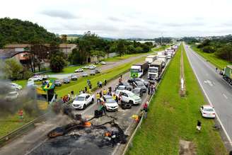 Um grupo de apoiadores do presidente da República, Jair Bolsonaro (PL), fecha um trecho da Rodovia Dom Pedro, na altura do km 55, na região de Atibaia, no interior de São Paulo, nesta terça-feira, 1 de novembro de 2022