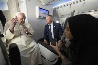 Papa Francisco conversa com jornalistas em voo de volta do Bahrein