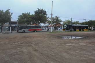 Terreno vazio no Parque Savoy City serve de estacionamento para os ônibus @Gabriela Vasques/Agência Mural