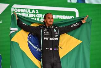 Sir Lewis Hamilton e a bandeira do Brasil: signficado vai além de uma vitória esportiva