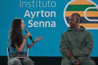 Piloto Lewis Hamilton em visita a uma escola pública da zona sul da capital paulista.