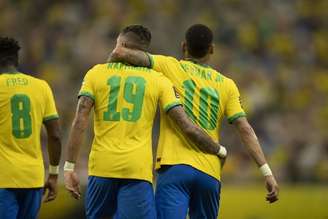 Raphinha e Neymar devem estar entre os titulares na estreia (Foto: Lucas Figueiredo/CBF)