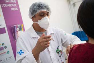 Vacinação de adultos da quarta dose. Cenas na UBS Santa Cecília, na Rua Vitorino Carmilo.