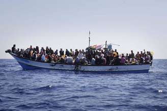 Barco de migrantes à deriva no Mediterrâneo, em foto de arquivo