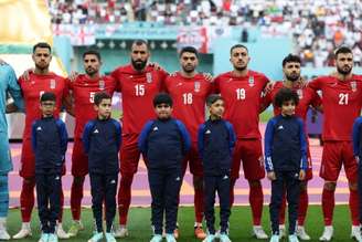 Jogadores do Irã em silêncio durante o hino (Foto: FADEL SENNA / AFP)