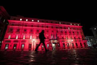 Palácio Chigi, sede do governo italiano, é iluminada de vermelho para homenagear vítimas de violência de gênero