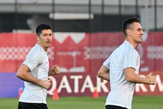 Lewandowski e Milik, atacantes da Polônia, possuem 1,85m e podem dar trabalho para a Argentina (ANDREJ ISAKOVIC / AFP)