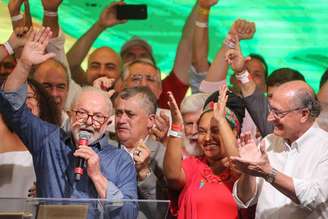 Luiz Inácio Lula da Silva faz seu primeiro discurso ao saber do resultado das urnas em 30 de outubro