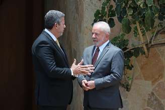 Registro do presidente eleito Luiz Inácio Lula da Silva (PT) se encontrando com o presidente da Câmara, Arthur Lira (PP-AL), no início de novembro