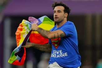 Torcedor italiano invadiu gramado durante partida da Copa do Mundo 2022 (Foto: ODD ANDERSEN/AFP)