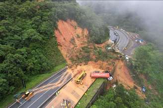 Deslizamento na BR-376, em Guaratuba, no Paraná