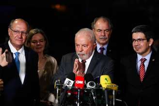 Lula dá entrevista em Brasília sobre a transição do governo.