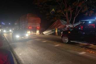 Caminhão invade acampamento de militantes bolsonaristas 