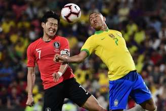 Atacantes são companheiros no clube inglês (Foto: GIUSEPPE CACACE / AFP)