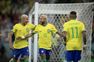 Neymar comemora com Richarlison e Raphinha na goleada da Seleção (Foto: Lucas Figueiredo/CBF)