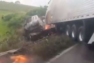 Acidente entre carro e caminhão na Bahia