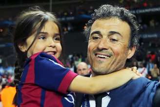 Luis Enrique com a filha no colo nos tempos em que treinava o Barcelona (Ina Fassbender/AFP)