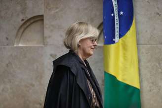 A presidente do Supremo Tribunal Federal (STF), ministra Rosa Weber, chega para Sessão Plenária na sede do tribunal em Brasilia-DF