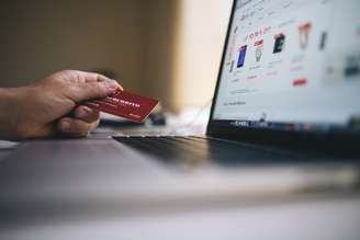 76% dos brasileiros pretendem fazer compras online para a temporada de fim de ano