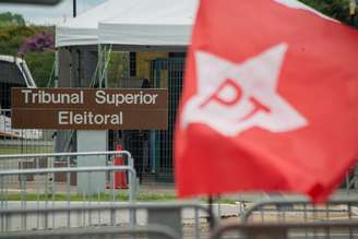 Movimentação de apoiadores do presidente eleito Lula, em frente ao Tribunal Superior Eleitoral em Brasília (DF), nesta segunda-feira (12)