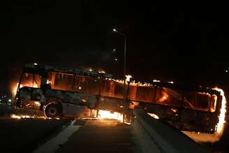 Manifestantes queimam ônibus e tentam invadir sede da PF em Brasília