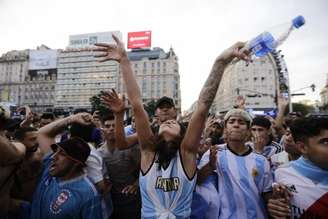 Torcedores da Argentina em Buenos Aires vibrando com a classificação à final da Copa (Foto: Emiliano Lasalvia / AFP)