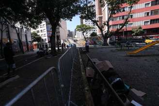 Cercamento provisório na Praça Marechal Deodoro; população de rua migrou para baixo do Minhocão (Arquivo)