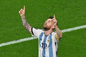 Com gol marcado diante da França, o atacante argentino Lionel Messi subiu dentro da lista dos maiores artilheiros da história das Copas do Mundo, igualando marca de Pelé. Veja o ranking!
