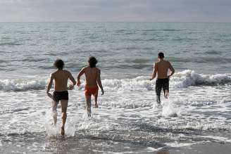 Em Ostia, no litoral de Roma, houve até quem arriscasse um banho de mar