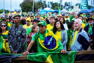 Manifestantes pedem golpe militar em frente ao QG das FFAA em Brasília