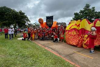 Na fila para entrar, apoiadores de Lula se reúnem para cantar