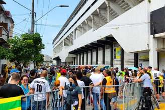 Fila para o velório de Pelé, na Vila Belmiro, em Santos (SP)