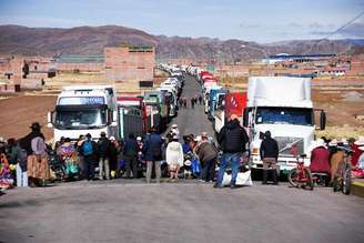 Bloqueio de rodovia em estrada entre o Peru e a Bolícia em Desaguadero, no Peru
16/12/2022
REUTERS/Claudia Morales