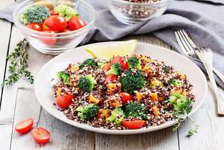 Salada de quinoa com brócolis