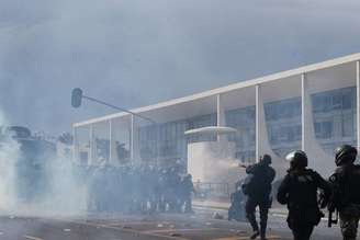 Polícia tenta conter bolsonaristas que acabaram invadindo o Planalto no dia 8 de janeiro