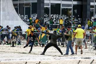 AME4954. BRASILIA (BRASIL), 08/01/2023.- Policías antidisturbios accedieron este domingo al palacio presidencial de Planalto, sede del Gobierno de Brasil, que está tomado por cientos de seguidores radicales del expresidente Jair Bolsonaro, en Brasilia (Brasil). Decenas de agentes subieron la rampa que da acceso a la primera planta del palacio disparando gases lacrimógenos, mientras otro grupo de uniformados rodeaba el edificio. Seguidores del expresidente brasileño Jair Bolsonaro invadieron este