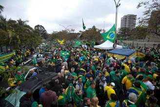 Manifestantes protestam contra o resultado da eleição presidencial próximo ao Comando Militar do Sudeste desde o final do segundo turno das eleições