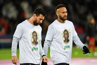 Messi e Neymar entram em campo com camisa em homenagem a Pelé (Foto: BERTRAND GUAY / AFP)