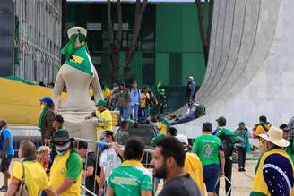 Apoiadores de Bolsonaro invadem sede do STF