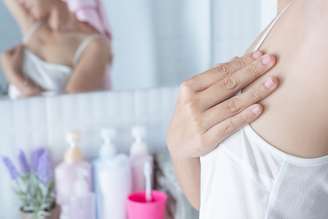 O escurecimento das axilas pode acontecer por diversos motivos, como depilação com cera quente. |