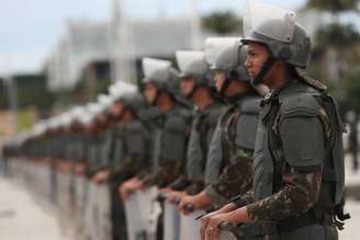 O policiamento foi reforçado nesta quarta-feira (11), na Esplanada dos Ministérios e na Praça dos Três Poderes em Brasília-DF.