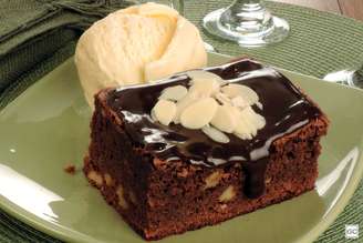 Guia da Cozinha - Brownie de travessa com cobertura: a receita perfeita para servir a visitas