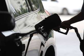 Preço da gasolina volta a ficar abaixo de R$ 5,00 pela primeira vez neste início do ano