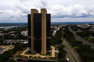 Para atingir a meta de inflação fixada pelo CMN, o Banco Central eleva ou reduz a taxa básica de juros.