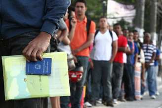 Fila para dar entrada no seguro desemprego e consultar por vaga de trabalho, em Salvador