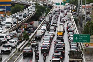 Trânsito nas marginais ainda causa transtorno em praticamente toda a cidade de São Paulo.