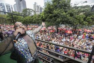 Tiago Abravanel canta para foliões em São Paulo