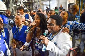 Ludmilla e Neguinho da Beija-Flor puxam samba enredo em desfile da Beija-Flor de Nilópolis