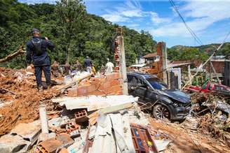 Agentes da Defesa Civil em ação conjunta com equipes de resgate, entre eles Soldados do Exército, buscam por pessoas possivelmente soterradas no entorno das casas da Vila Sahy, antiga Vila Baiana, em São Sebastião, litoral norte de São Paulo, após graves deslizamentos de terra devido às fortes chuvas dos últimos dias no local. 